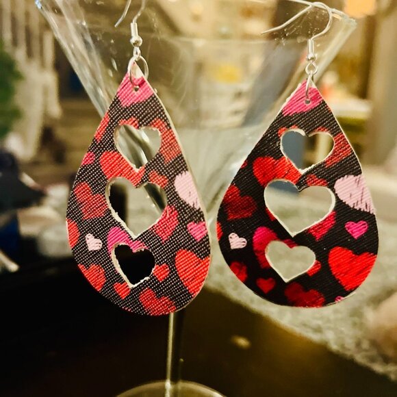 โจ Spice up your Valentine's Day look with our fabulous Heart Faux Leather Earrin - Picture 4 of 5